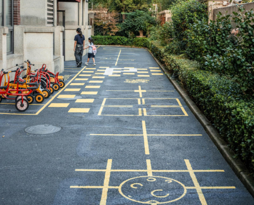 28 利用保留现状道路进行的模数化趣味场地画线设计 ©CreatAR Images