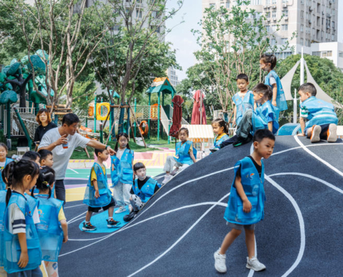 30 VIASCAPE design 设计团队在项目改建完成后与幼儿园小朋友现场互动 ©CreatAR Images