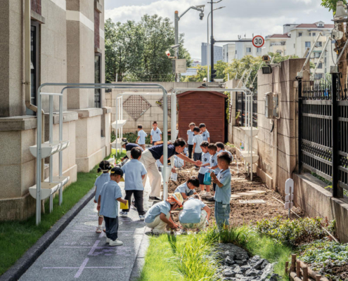 34 种子花园中的儿童播种种植活动 ©CreatAR Images