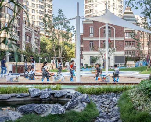 35 沙水活动空间中的儿童活动 ©CreatAR Images