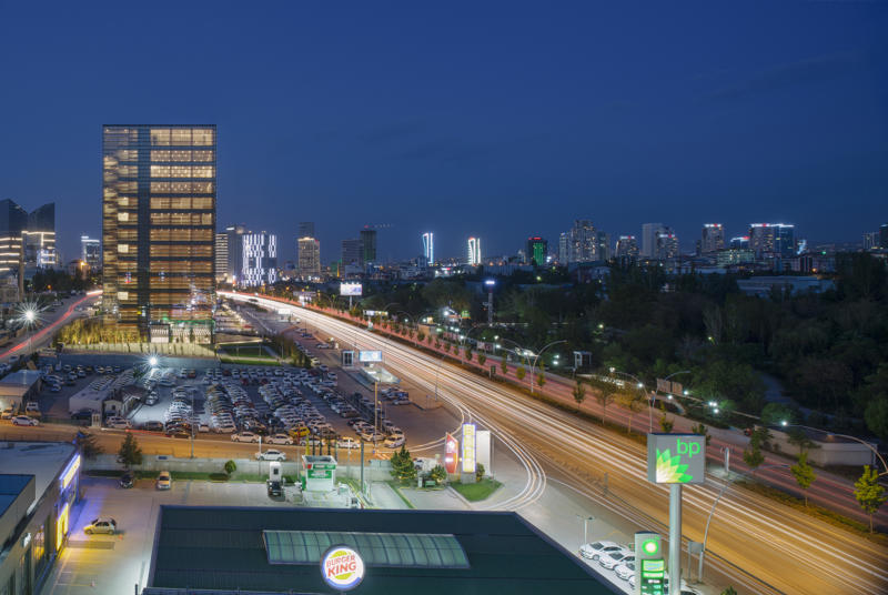 Resim 1. AW Architects ile birlikte geliştirilen 312 Vista, kentsel bağlam ile modern ofis yaşamını birleştirerek doğru tasarımın işlev–estetik–dayanıklılık dengesini nasıl kurabileceğini gösterirken, nitelikli yapı üretiminde profesyonel organizasyonun önemine dair güçlü bir örnek sunuyor.