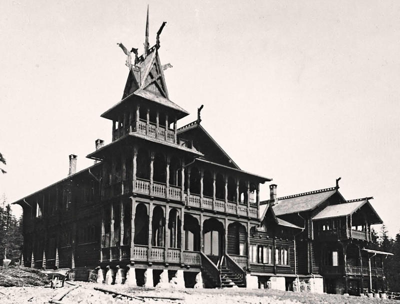 Dragestil. İlk Holmenkollen Turisthotell, 1889 yılında Holm Munthe tarafından inşa edildi. 1895 yılında yandı.